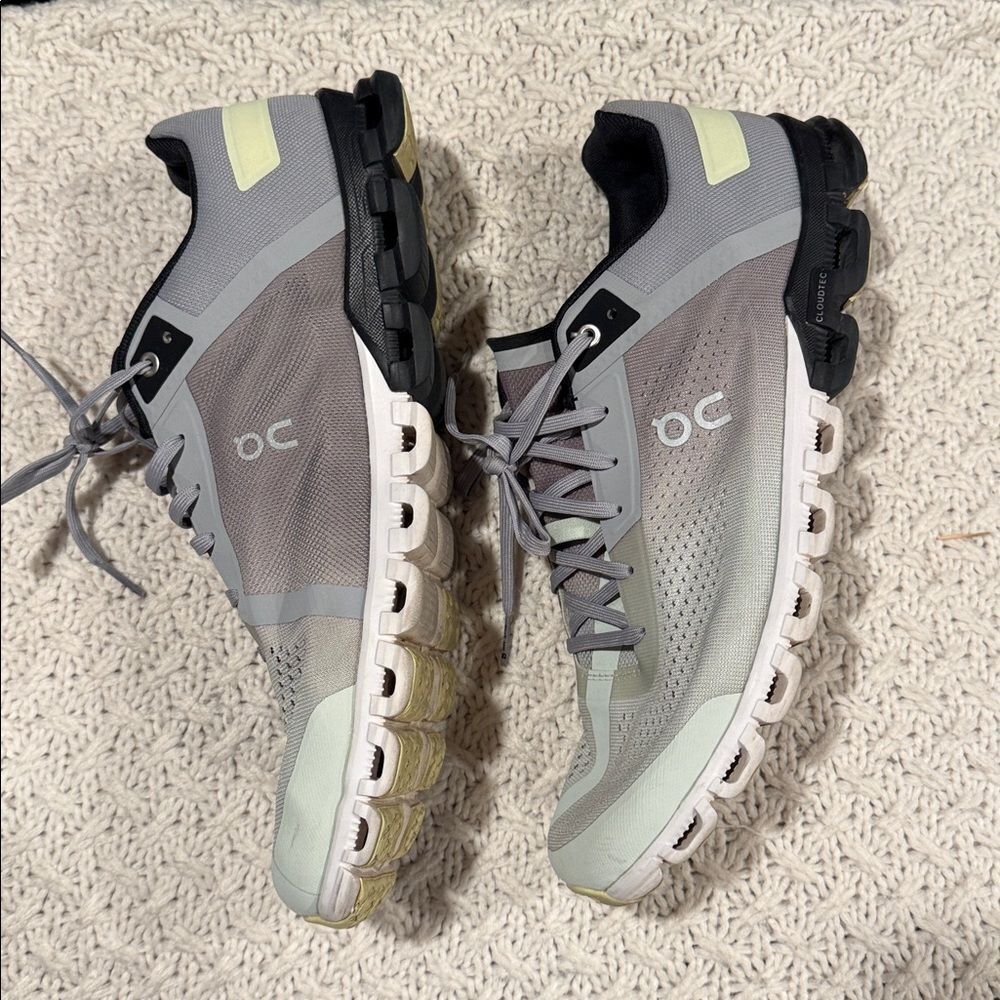 On Cloud-flow Men’s  running shoes in the Alloy Magnet colorway M 11.5